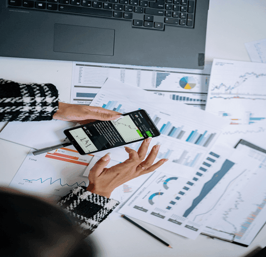 Análise de gráficos e dados financeiros, reforçando a importância da educação financeira.